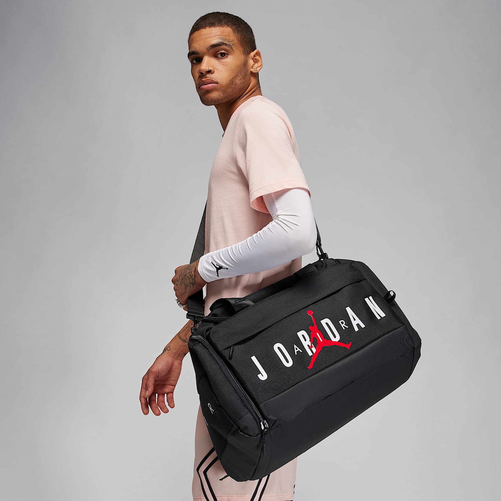 NIKE公式】ジョーダン ベロシティ ダッフルバッグ (46L).オンライン